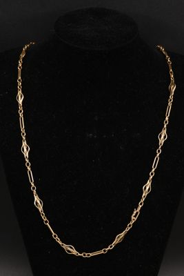 un collier à chaîne en or sur un mannequin noir