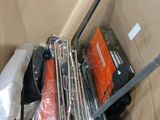 une boîte remplie d'outils qui s'y trouvent