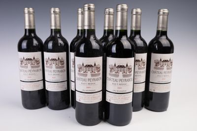 six bouteilles de vin sont alignées sur une table