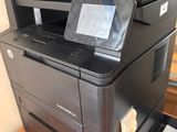 une imprimante posée sur un bureau