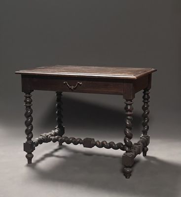 une petite table avec un plateau en bois posé sur un socle gris