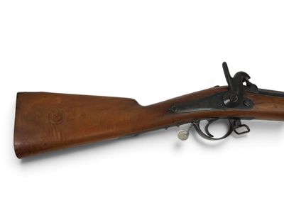 un fusil avec un canon en bois sur fond blanc