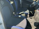 l'intérieur d'une voiture avec des sièges bleus et noirs et un volant