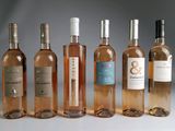 plusieurs bouteilles de vin posées les unes à côté des autres sur une table