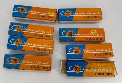 six paquets de cigarettes orange et bleus posés sur une table blanche