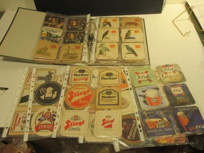 plein d'anciennes étiquettes de bière posées sur une table
