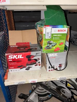 plusieurs cartons de skis sur une étagère, à côté d'un vélo