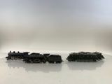 deux petits trains miniatures posés sur une surface blanche