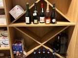 de nombreuses bouteilles de vin sur les étagères de la cave à vin