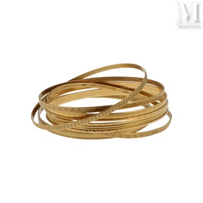 une image d'un gros plan d'un bracelet en or sur un fond blanc
