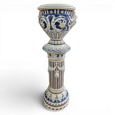 un vase bleu et blanc posé sur une table