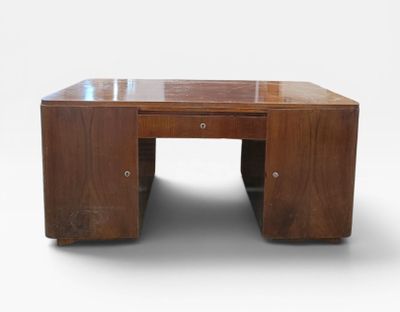 Bureau en bois à deux ventaux et tiroir en ceinture