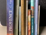beaucoup de livres qui traînent sur une étagère