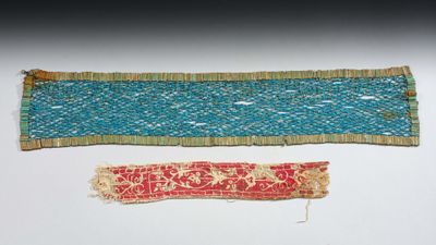 deux morceaux de tissu bleu et rouge ornés d'un motif rouge et blanc