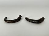 deux morceaux de métal posés l'un à côté de l'autre sur une table