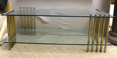JOLIE TABLE BASSE DANS LE STYLE BRASS & GLASS, ÉPOQUE XXème