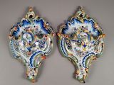 une paire d'appliques murales bleues et blanches ornées de motifs floraux