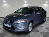 une photo d'une Ford Monde bleue garée dans un garage