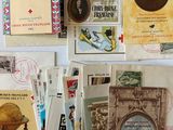 de nombreux types de cartes postales et de timbres sur la table