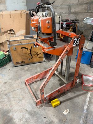 une machine posée sur un support dans un garage