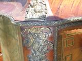 une armoire en bois dont le dessus est orné de sculptures