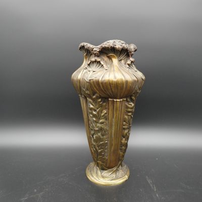 Edouard LELIEVRE, Vase en bronze à décor floral, Signé avec …