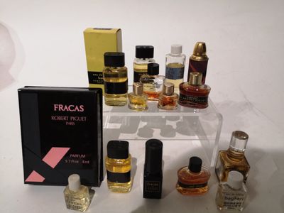 une présentation de parfums et de flacons de parfum sur une table