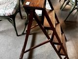 de nombreuses chaises et tables dans une pièce où se trouve une table à plateau en verre
