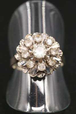 Gros plan sur une bague ornée d'une fleur