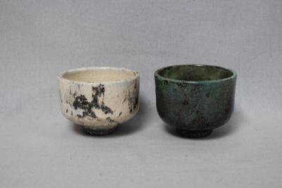 deux tasses posées l'une à côté de l'autre sur une table