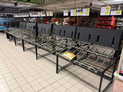 une rangée de lits en métal au milieu d'un magasin