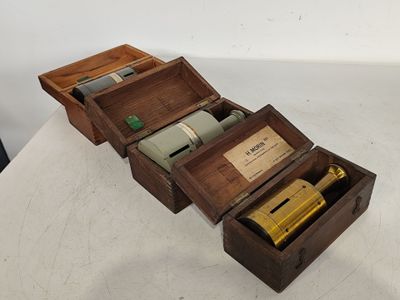 une boîte en bois contenant une bouteille, posée sur une table