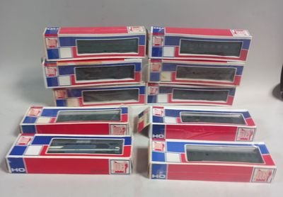 six boîtes contenant des manettes Nintendo Wii posées sur une table