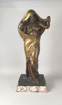statue en bronze d'une femme tenant un vase sur un socle en marbre