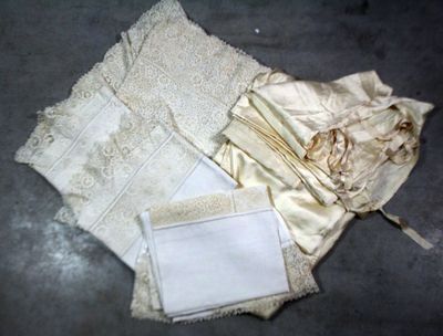 Une parure de lit en satin, dentelle, chiffre "TF" et couron…