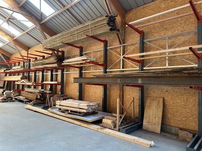 l'intérieur d'un bâtiment comportant de nombreuses étagères et palettes