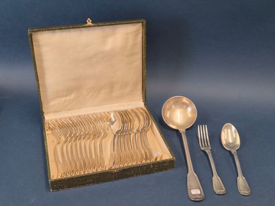 une boîte contenant des couverts, posée sur un fond bleu