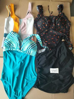 trois maillots de bain dans une boîte en carton posée sur une table