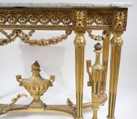 Console en bois richement sculpté et doré. (photo 5)