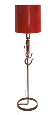 une image représentant une lampe munie d'un abat-jour rouge