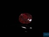 gros plan d'un diamant rouge sur une surface noire