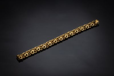 un bracelet en or présentant un motif circulaire sur fond noir