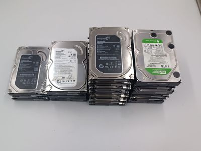 plusieurs disques durs empilés les uns sur les autres sur une table