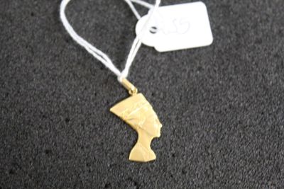 un gros plan d'un collier orné d'une tête en or