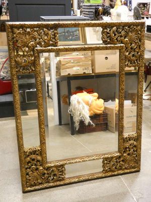 un miroir posé par terre dans un magasin