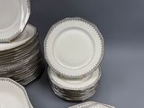 plusieurs assiettes empilées sur une table