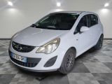 une photo d'une opel blanche garée dans un garage