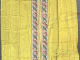 un gros plan d'une veste jaune ornée d'un motif floral