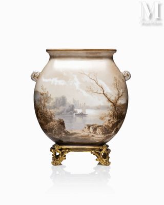 un vase avec un tableau posé sur un support
