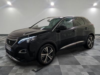 le 4x4 noir est garé sur le sol en damier d'un garage